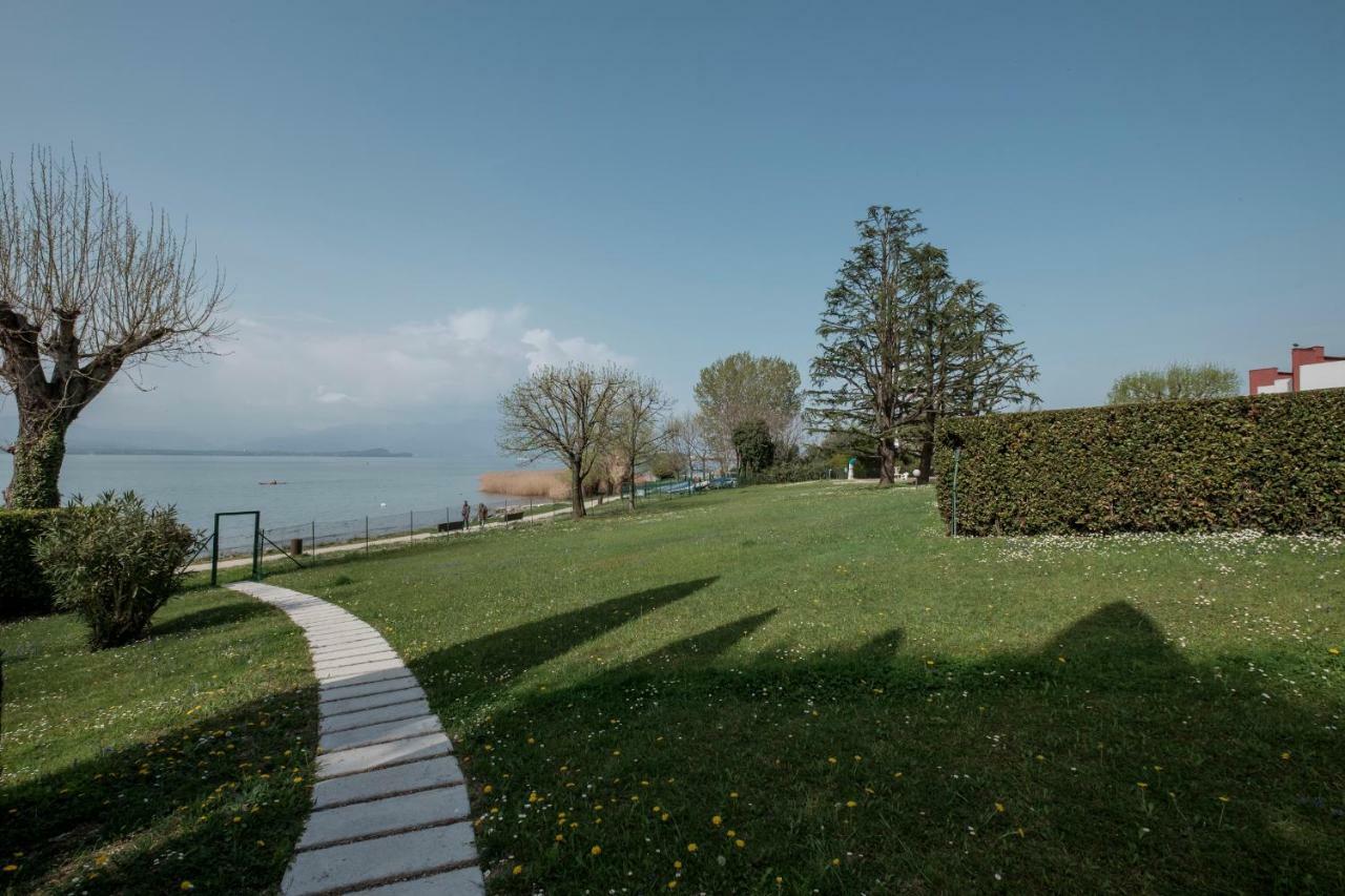 Residence Holiday Sirmione B8 Bagian luar foto
