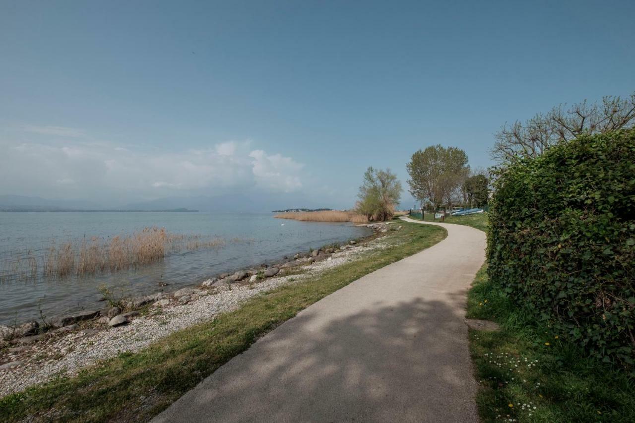 Residence Holiday Sirmione B8 Bagian luar foto
