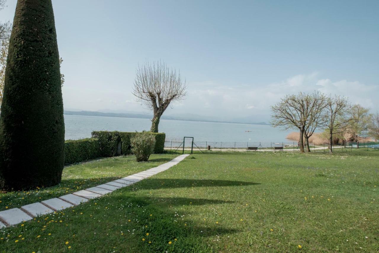 Residence Holiday Sirmione B8 Bagian luar foto